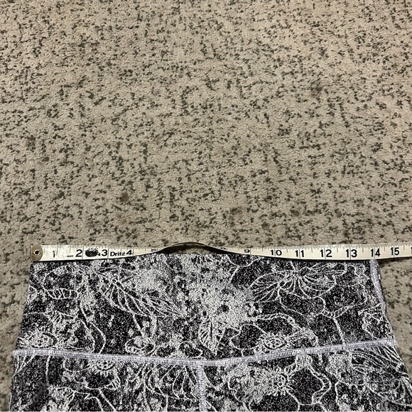 Athleta Elation Graffiti 7/8 Tight Black & White Floral Leggings Size Medium - Picture 6 of 8